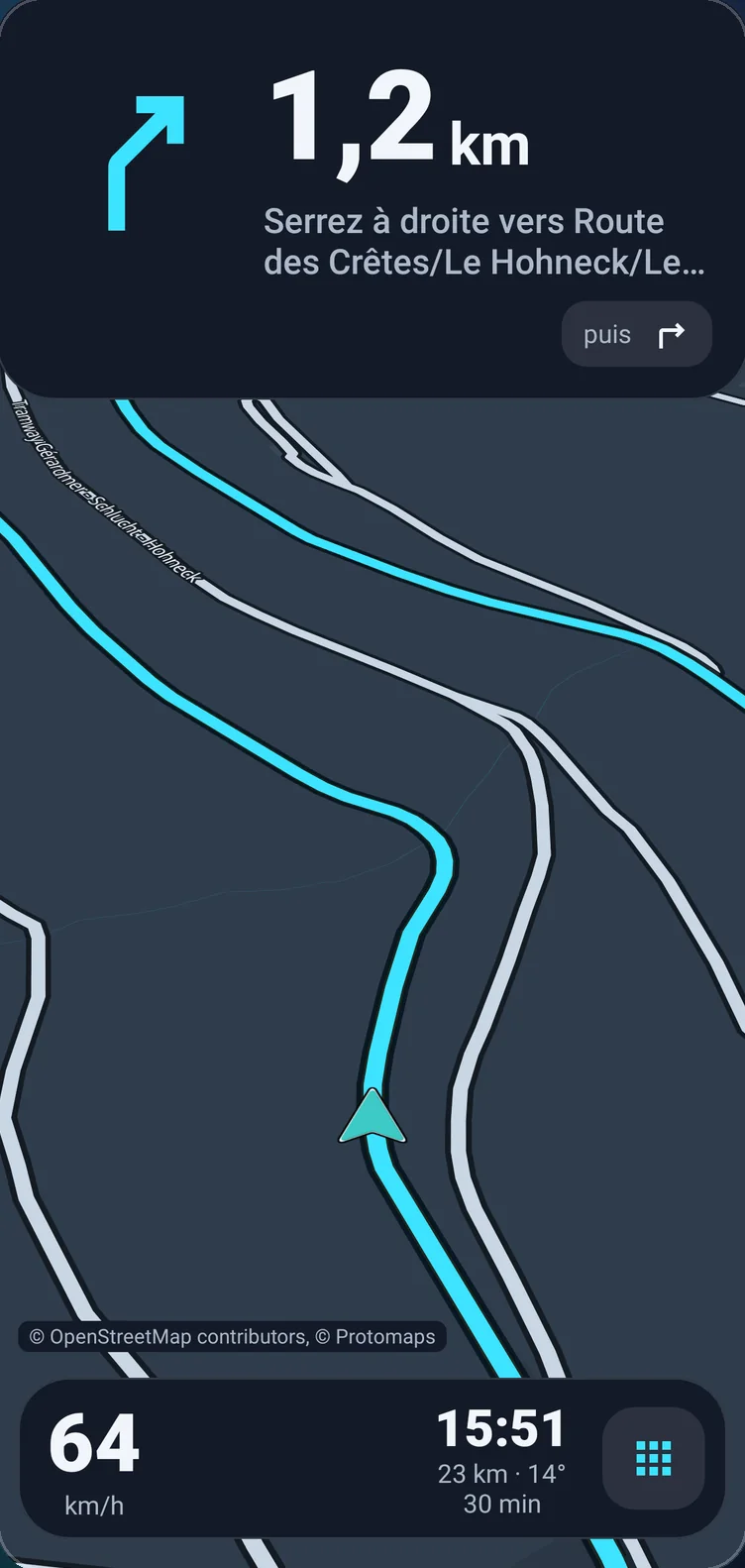 Guidage moto en roulage : carte et flèche, prochaine bifurcation à 1,2 km vers la Route des Crêtes, vitesse, heure d'arrivée et reste du trajet.