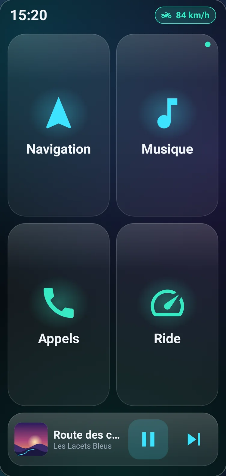 Menu en roulage : quatre grandes tuiles Navigation, Musique, Appels et Ride, utilisables avec des gants.